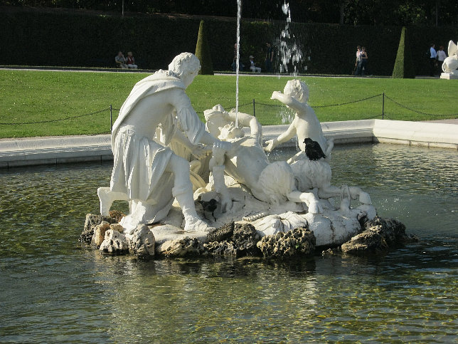 Kleinere Brunnen im Belvederegarten