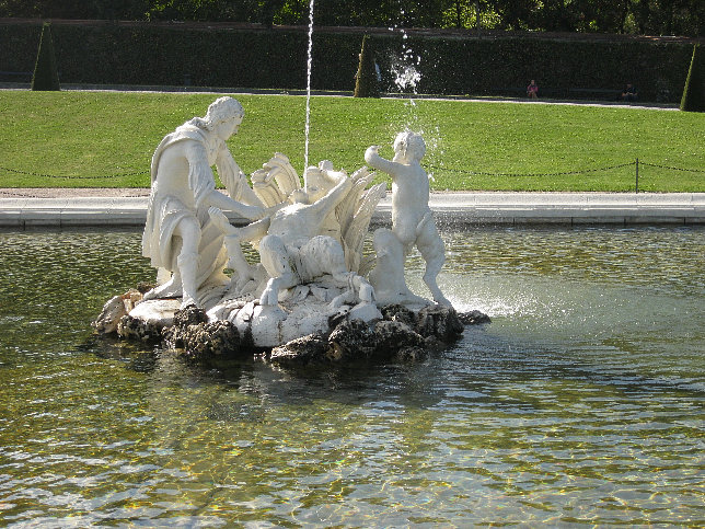 Kleinere Brunnen im Belvederegarten
