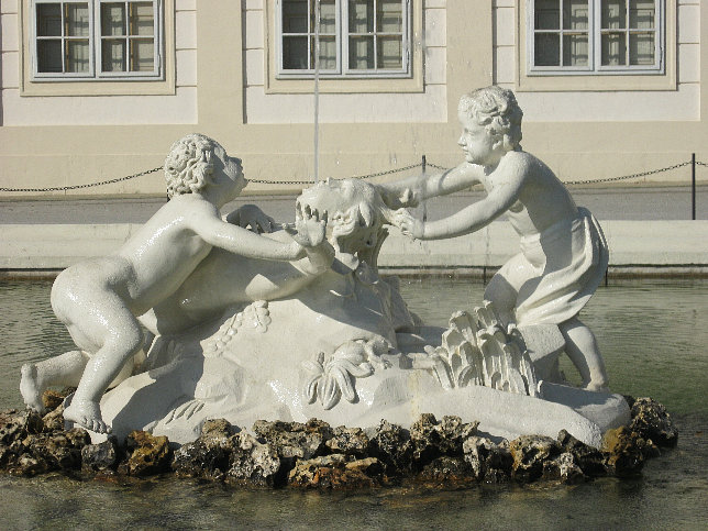Kleinere Brunnen im Belvederegarten