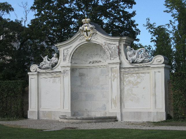 Kleinere Brunnen im Belvederegarten