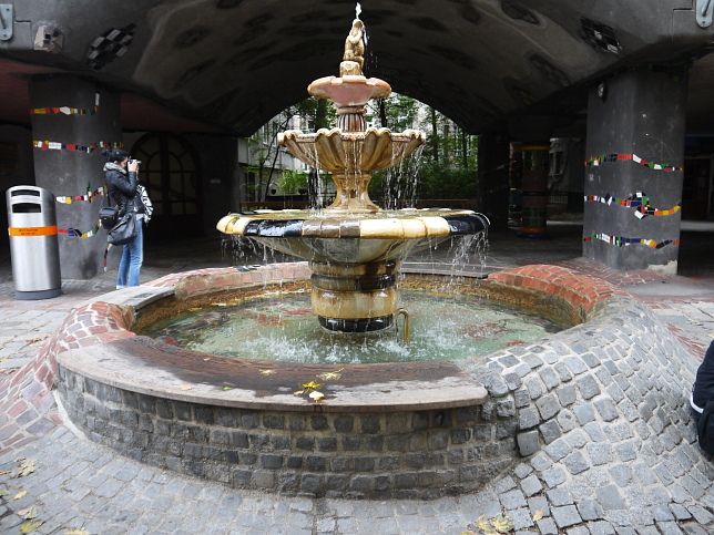 Brunnen vor dem Hundertwasserhaus