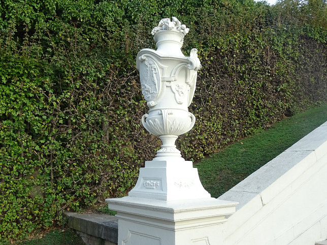 Monatsfiguren und Vasen in der Gartenanlage von Schloss Belvedere
