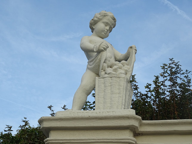 Monatsfiguren und Vasen in der Gartenanlage von Schloss Belvedere