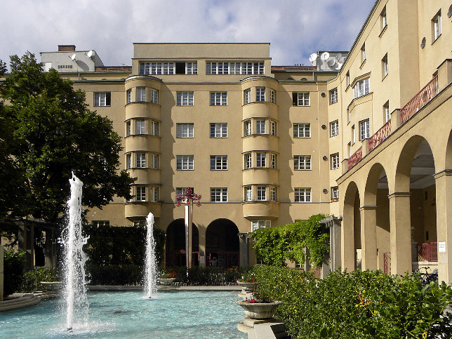 Brunnenbecken im Reumannhof