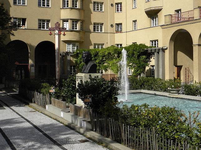 Brunnenbecken im Reumannhof