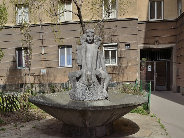 Brunnen mit Knabenfiguren