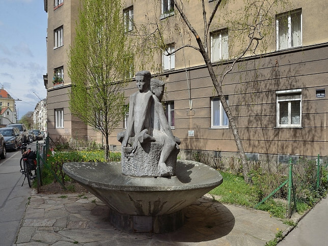 Brunnen mit Knabenfiguren