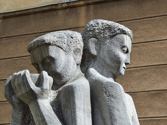 Brunnen mit Knabenfiguren