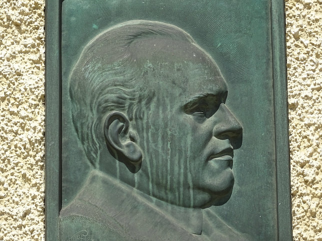 Piaristengymnasium, Gedenktafel Anton Wildgans