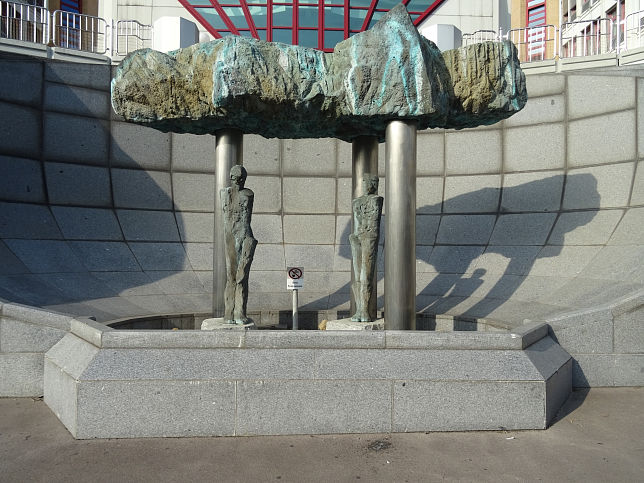 Frohner-Brunnen am Josef-Holaubek-Platz