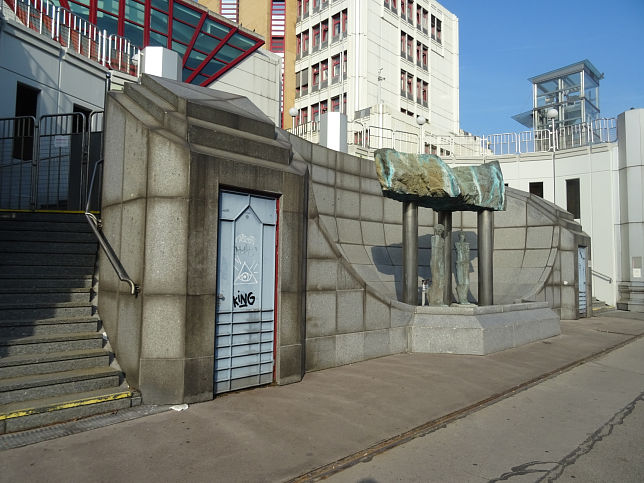 Frohner-Brunnen am Josef-Holaubek-Platz