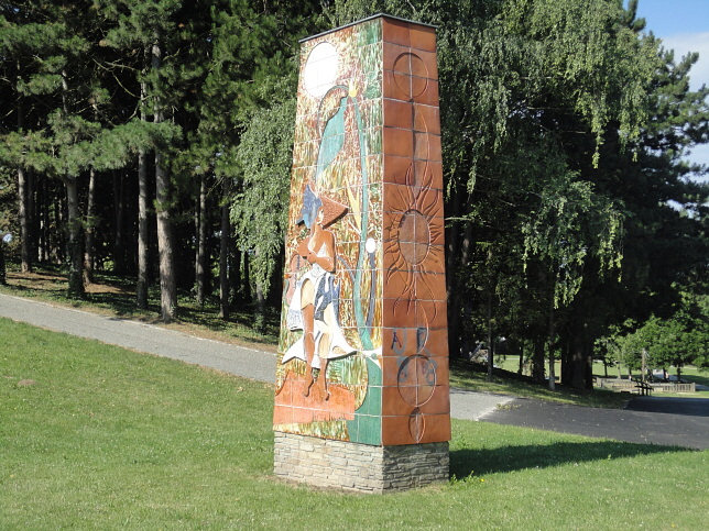 Obelisk mit Reliefschmuck