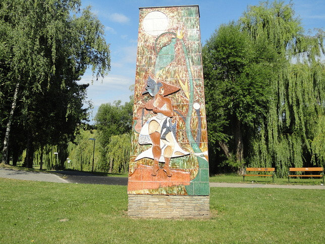 Obelisk mit Reliefschmuck