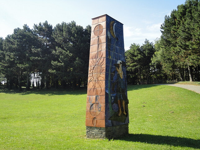 Obelisk mit Reliefschmuck