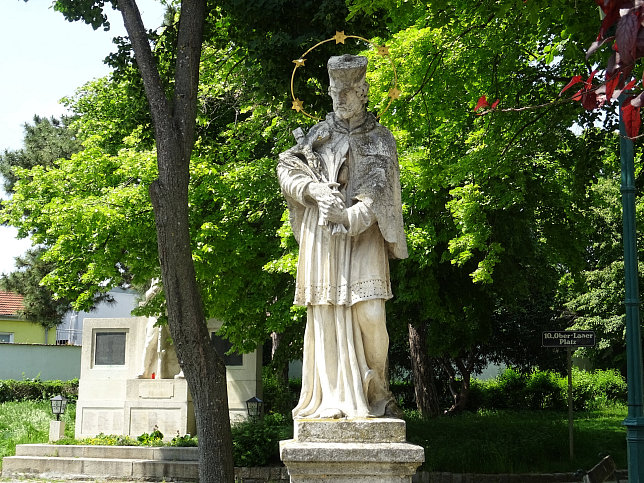 Nepomuk bei der Oberlaaer Pfarrkirche