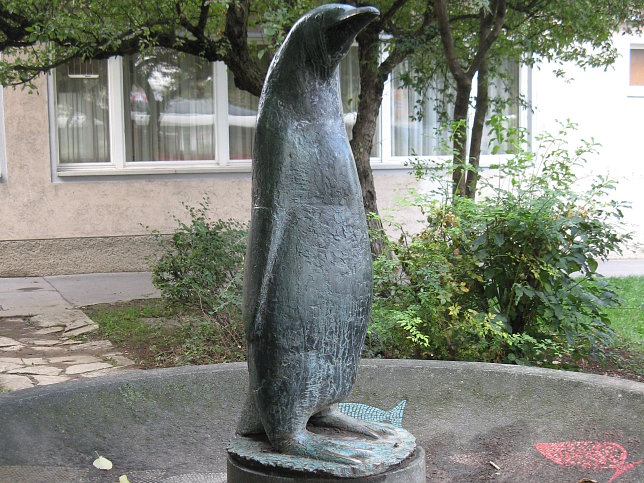 Brunnenanlage Pinguin und Fische