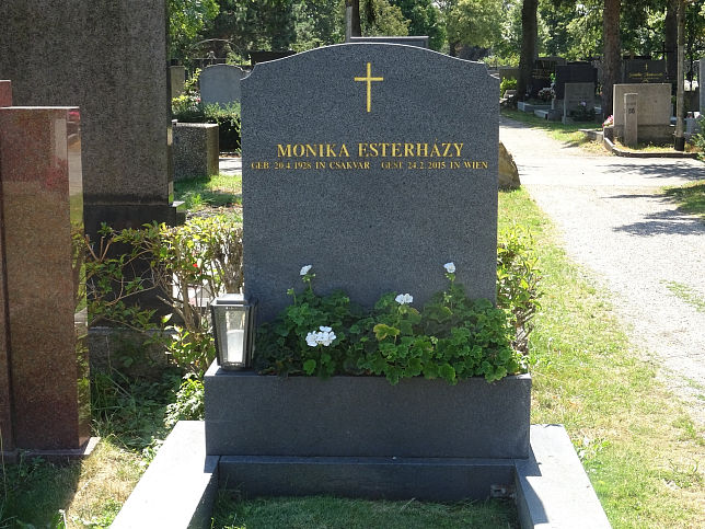 Mnika Esterhzy