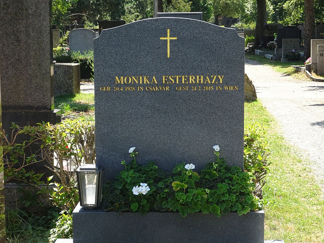 Mnika Esterhzy
