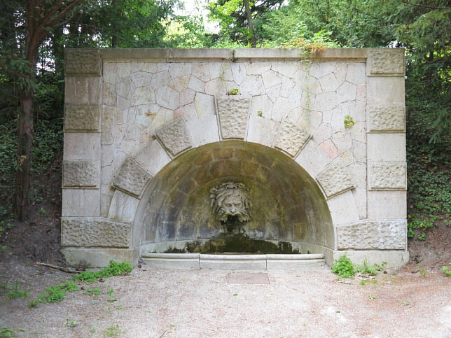 Maskenbrunnen