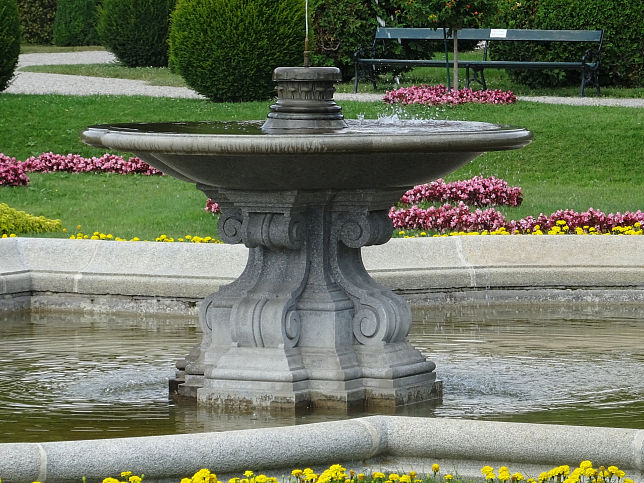 stlicher Zierbrunnen im Palmenhaus-Parterre