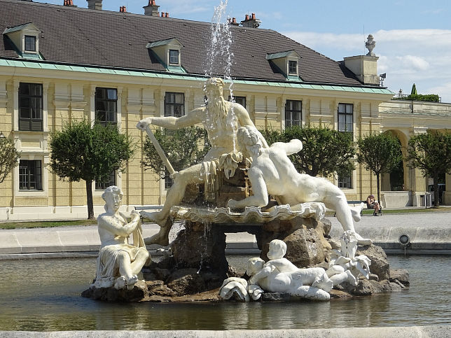 stlicher Ehrenhofbrunnen vor Schloss Schnbrunn