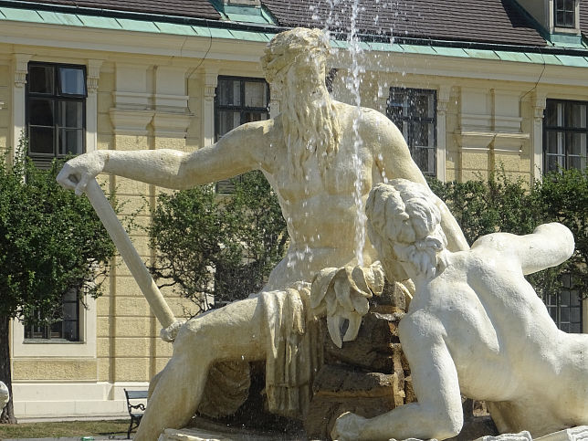 stlicher Ehrenhofbrunnen vor Schloss Schnbrunn