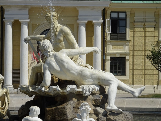 stlicher Ehrenhofbrunnen vor Schloss Schnbrunn