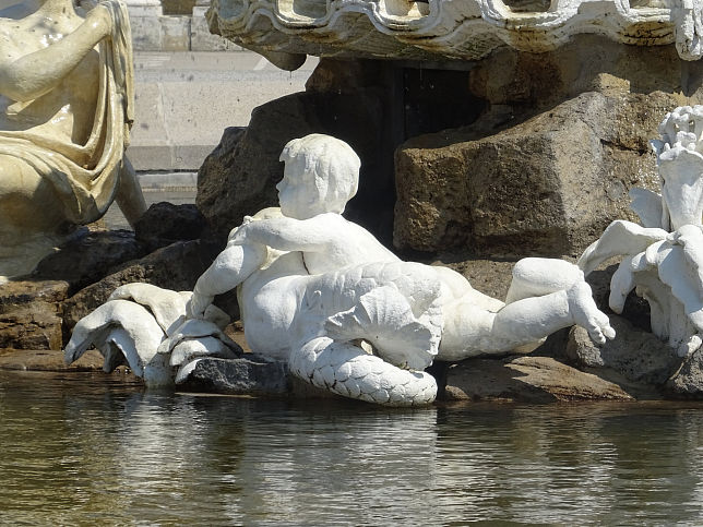 stlicher Ehrenhofbrunnen vor Schloss Schnbrunn