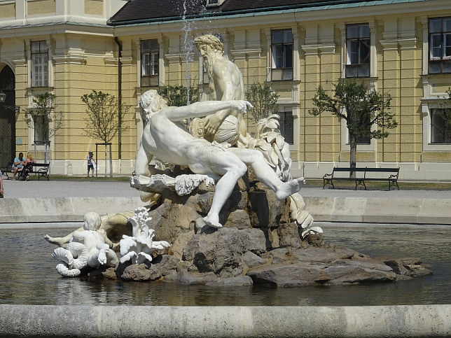 stlicher Ehrenhofbrunnen vor Schloss Schnbrunn