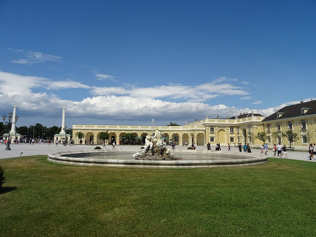 stlicher Ehrenhofbrunnen vor Schloss Schnbrunn