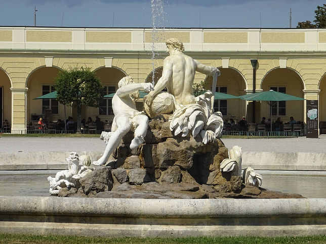 stlicher Ehrenhofbrunnen vor Schloss Schnbrunn
