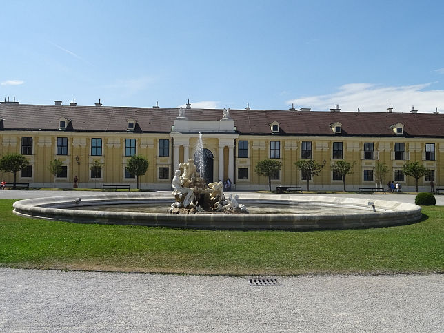 Westlicher Ehrenhofbrunnen vor Schloss Schnbrunn