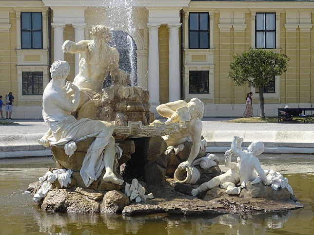 Westlicher Ehrenhofbrunnen vor Schloss Schnbrunn