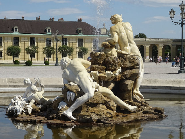 Westlicher Ehrenhofbrunnen vor Schloss Schnbrunn