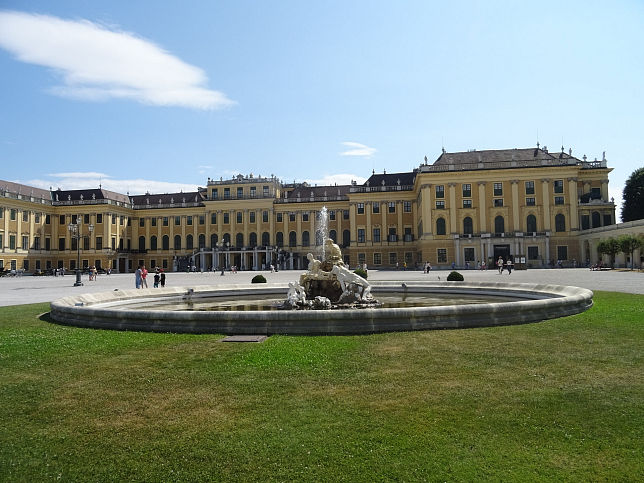 Westlicher Ehrenhofbrunnen vor Schloss Schnbrunn