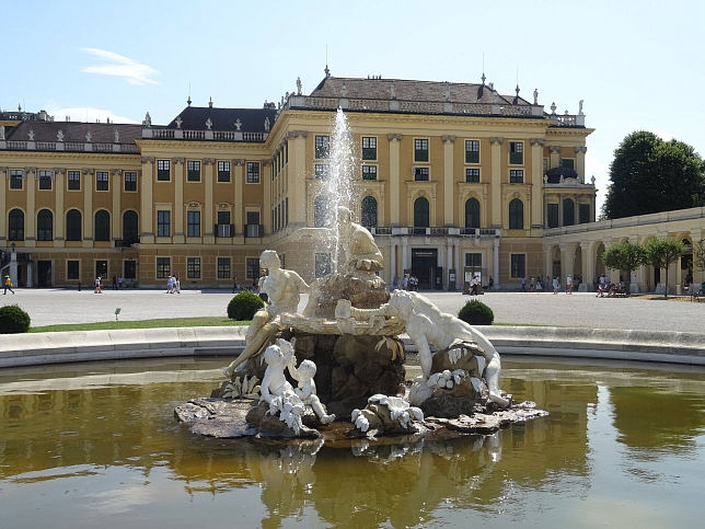 Westlicher Ehrenhofbrunnen vor Schloss Schnbrunn