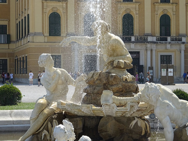 Westlicher Ehrenhofbrunnen vor Schloss Schnbrunn