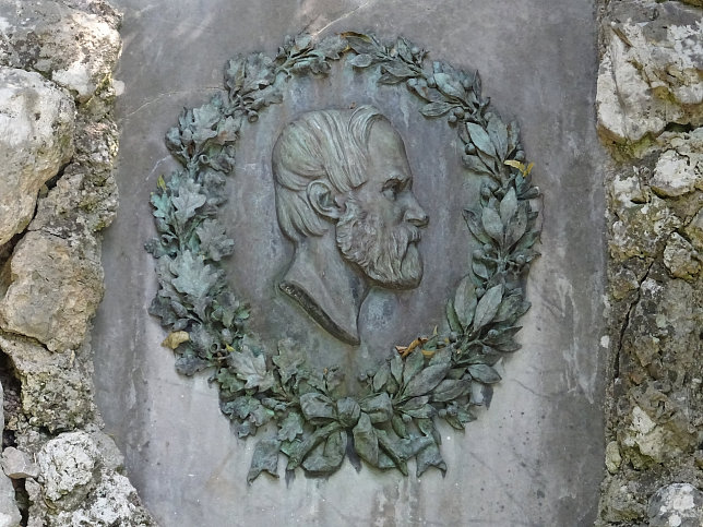 Schloss Schnbrunn, Denkmal fr Philipp Franz Siebold (43)