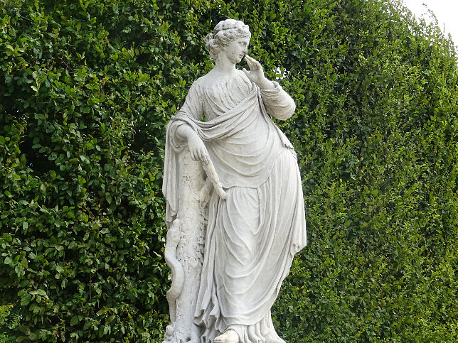 Schloss Schnbrunn, Statue Angerona (05)