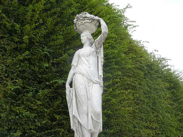 Schloss Sch�nbrunn, Statue Priesterin der Ceres (23)