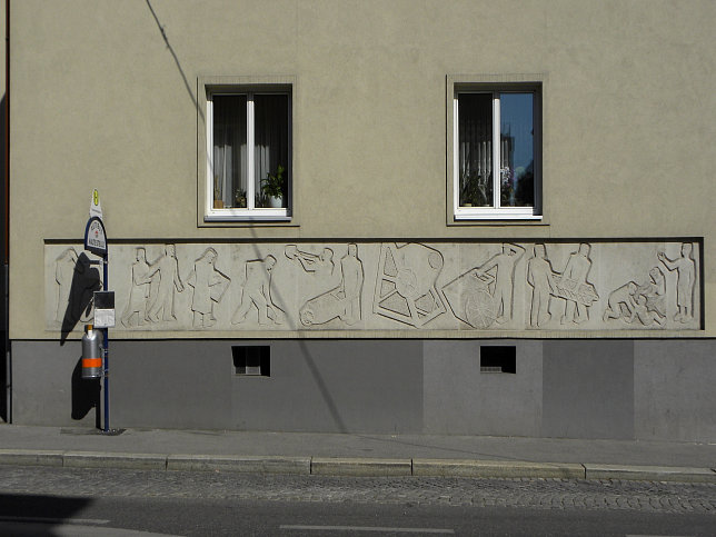 Hugo Breitner Hof, Relief Hausbau