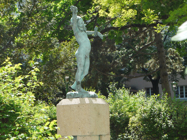 Frhlingsbrunnen mit Plastik 