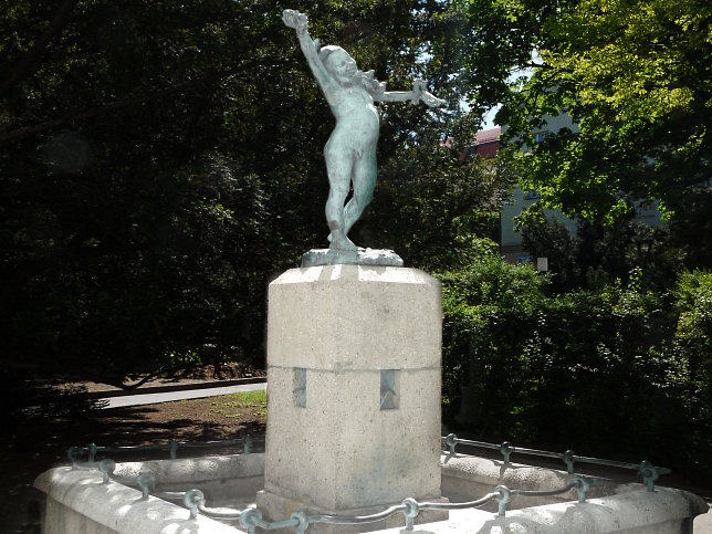 Frhlingsbrunnen mit Plastik 