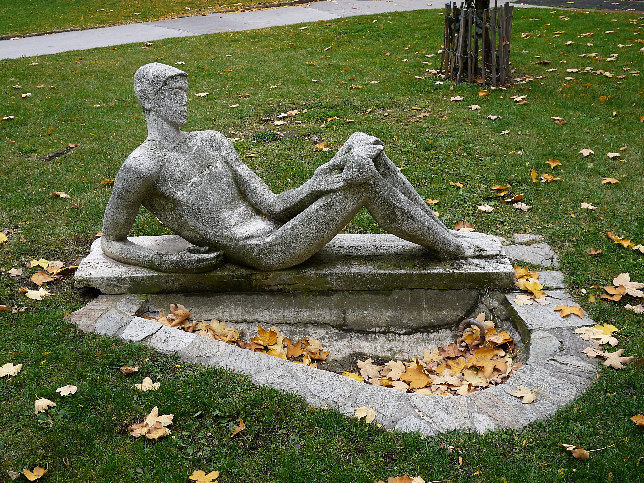 Brunnenanlage Liegender Jngling