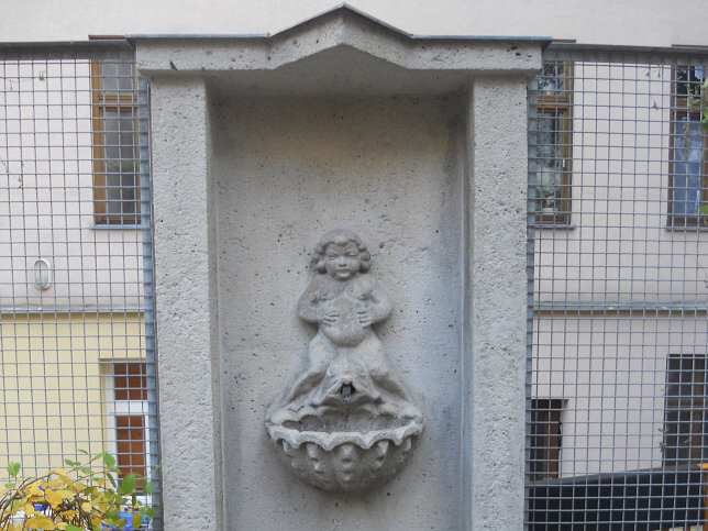 Zierbrunnen mit Relief