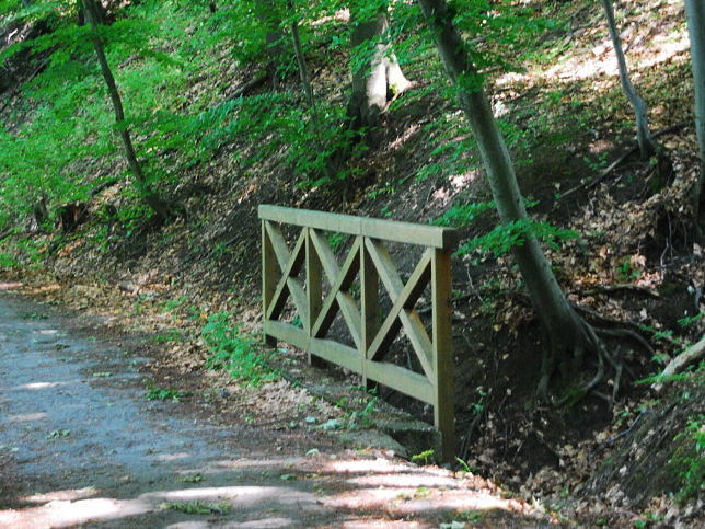 Durchlass unter Wanderweg neben B1939