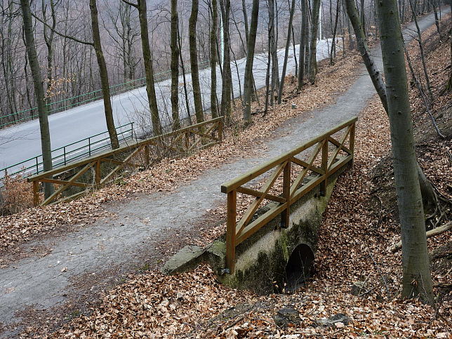 Durchlass unter Wanderweg neben B1939