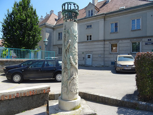 Wegs�ule mit Relief und Beschriftung von Leopold Hohl