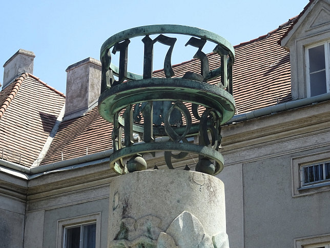 Wegs�ule mit Relief und Beschriftung von Leopold Hohl