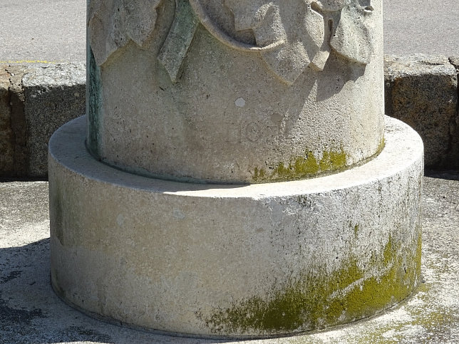 Wegs�ule mit Relief und Beschriftung von Leopold Hohl